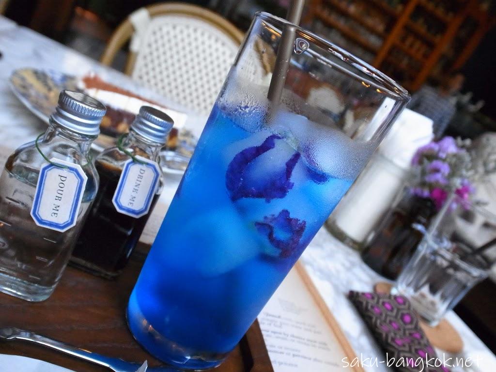 青い花のドリンクがフォトジェニック エカマイの人気カフェ レストラン サクのバンコク生活日記