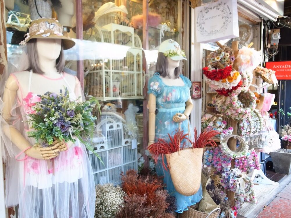 チュアンピサマイカフェ アーリーにあるラブリーなお花の水着で大人気のタイブランドのカフェ サクのバンコク生活日記