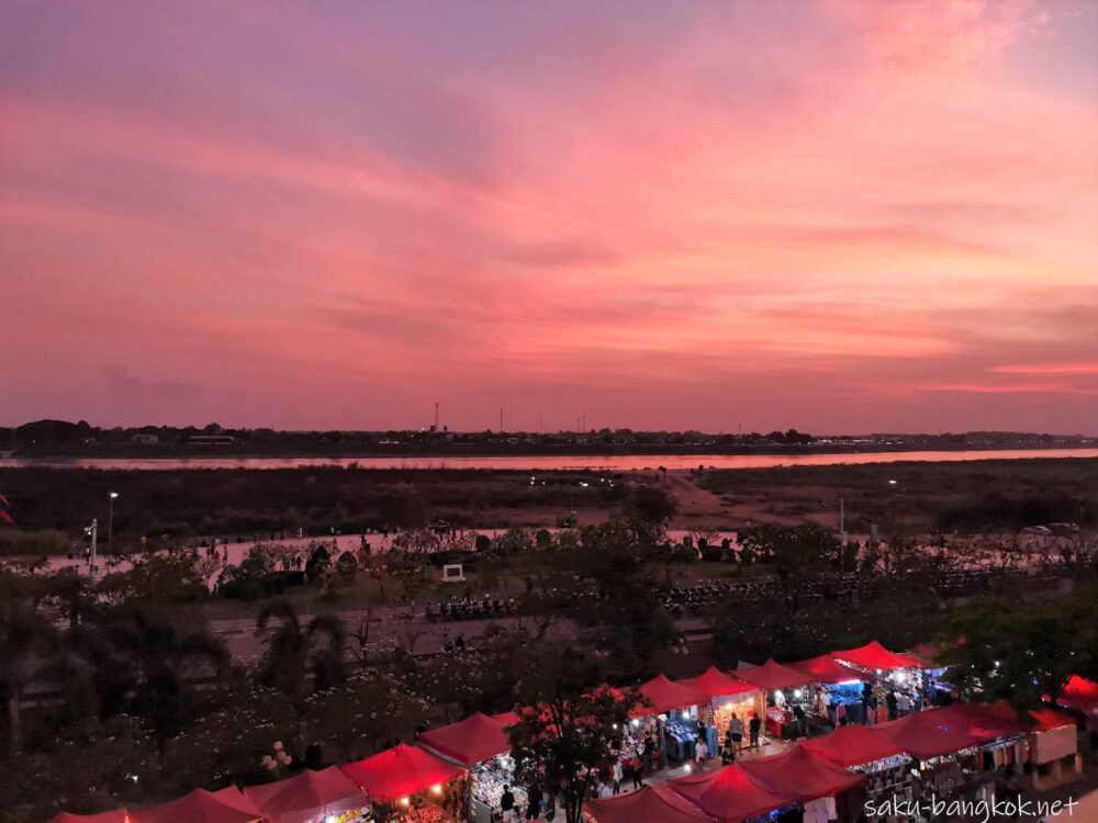 ラオス ビエンチャンのバーでビール片手に夕日を眺める Bor Pen Nyang Bar And Restaurant サクのバンコク生活日記